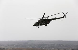 Вертолет ВВС России в небе над Мариуполем