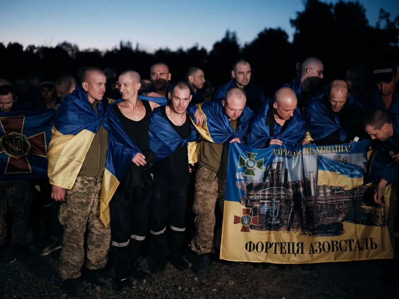 Украинские военные возвращаются домой из плена. Бригада «Хартия», созданная  бизнесменом из списка Forbes, защищает Харьковскую область Восемьсот  пятьдесят четвертый день войны. Фотографии — Meduza