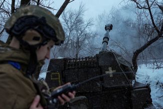 Военнослужащие 92-й отдельной штурмовой бригады ведут огонь из гаубицы «Паладин» по российским позициям