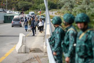 Люди у контрольно-пропускного пункта при въезде в Лачинский коридор — на единственную дорогу, ведущую из Нагорного Карабаха в Армению. 26 сентября 2023 года