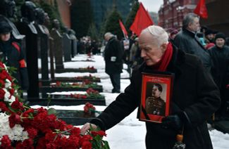 Возложение цветов к могиле Иосифа Сталина, 5 марта 2016 года