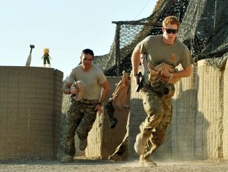 Принц Гарри (на ближнем плане) во время своей второй командировки в Афганистан на военной базе «Кэмп Бастион» в провинции Гильменд. 3 ноября 2012 года