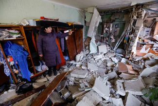 Жительница Горловки в своей квартире, разрушенной в результате обстрелов