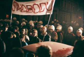Студенческая демонстрация в центре Праги. 17 ноября 1989 года