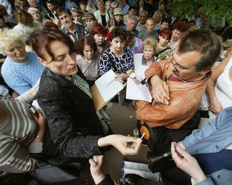 Очередь желающих получить литовскую транзитную визу для поездки в Россию, Калининград, 5 июля 2004 года