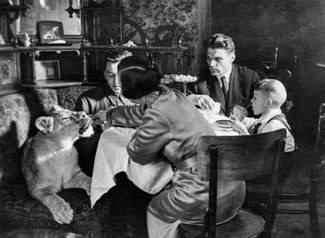 За столом: Кинули, Вера Чаплина, ее брат Василий Кутырин, муж Александр Михайлов и шестилетний сын Толя. Там же, февраль 1936 года