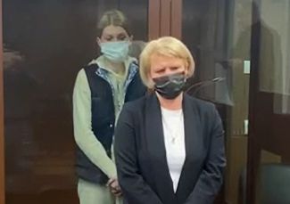Marina Rakova (in the back on the left) and her lawyer Yulia Novichkova in Moscow’s Tverskoy Court. October 7, 2021