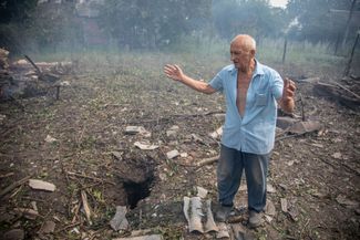 71-летний Владимир Васильевич во дворе дома своих родственников, уничтоженного ракетными ударами по Славянку 3 июля