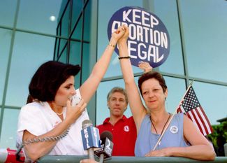 Адвокат Глория Оллред и ее подзащитная Норма Маккорви, она же «Джейн Роу», во время митинга Pro Choice в Бербанке, Калифорния. 4 июля 1989 года