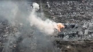 Дым над Бахмутом, где продолжаются ожесточенные бои российских сил и украинской армии 