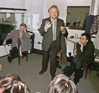 Табаков с актерами театра-студии на улице Чаплыгина после спектакля. 10 апреля 1988 года
