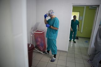 Османов снимает защитную маску после выхода из отделения интенсивной терапии. 15 мая 2020 года