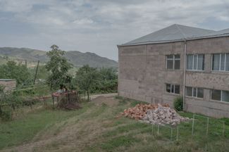 После Карабахской войны 2020 года некоторые школы, расположенные рядом с границей, строят дополнительные стены для защиты от возможных перестрелок. Айгедзор, Армения