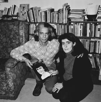 Российские диссиденты и правозащитники Виктор Файнберг и его жена Марина Вайханская с фотографией сына. Великобритания, 12 ноября 1975 года