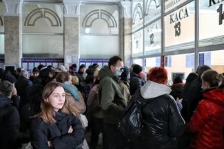 Люди на железнодорожном вокзале в Одессе. 24 февраля 2022 года