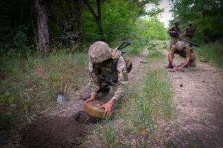 Украинский спецназ устанавливает противотанковые мины в лесу на пути российских войск в Донецкой области