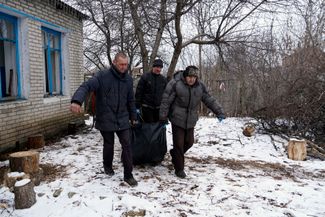 Работники кладбища в Боровой переносят эксгумированное тело Светланы Шабановой