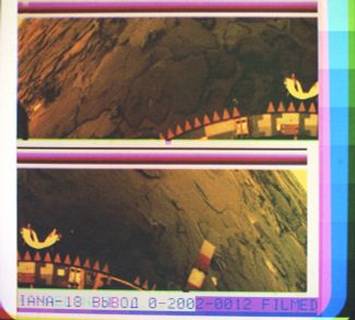 Цветное панорамное изображение поверхности Венеры, переданное с борта «Венеры-14». Видны элементы конструкции спускаемого аппарата, внизу — край посадочного устройства, на котором надпись «СССР», в центре — крышка иллюминатора. 5 марта 1982 года