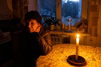 Пожилая женщина в Изюме, который был освобожден ВСУ 10 сентября. В большей части города по-прежнему нет света
