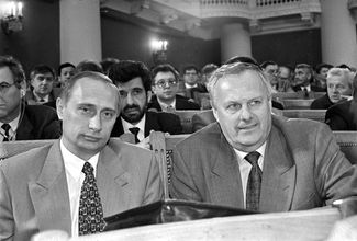 Владимир Путин и мэр Санкт-Петербурга Анатолий Собчак на заседании законодательного собрания, 1993 год