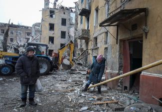 Жители Краматорска возле жилого дома, разрушенного в результате российского ракетного удара. 2 февраля 2023 года