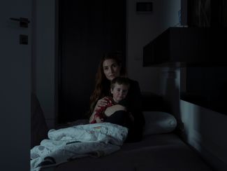 Дарья Алтухова и ее сын Даниил в коридоре