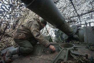 Боец 12-й бригады специального назначения «Азов» Национальной гвардии готовится к ведению огня из САУ М109 «Паладин»