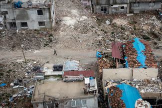 Вид с воздуха на разрушенные здания в Хатае