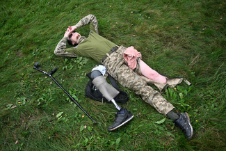 20-летний украинский военнослужащий Андрей отдыхает после того, как поднялся на гору Ключ в районе села Труханов во Львовской области