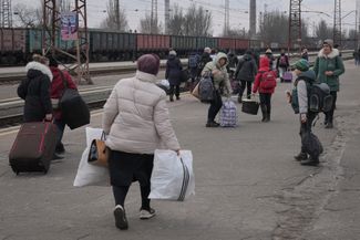 People wait for a Kyiv-bound train on the platform in Kostiantynivka. February 24, 2022.