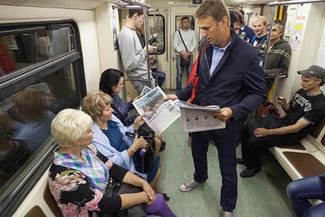 Алексей Навальный раздает агитационные газеты в метро. Август 2013-го