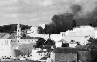 Дым над горящим городом Дубровник на адриатическом побережье. Дубровник, памятник средневековой архитектуры под охраной ЮНЕСКО, был взят в осаду и многократно обстрелян югославскими войсками с октября 1991 года по май 1992-го. 16 ноября 1991 года