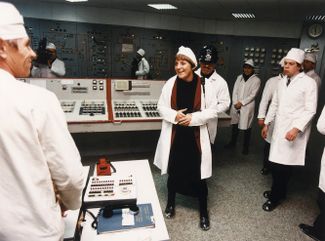 В феврале 1996 года Меркель, возглавлявшая в тот момент министерство охраны окружающей среды, посетила Чернобыльскую АЭС. Авария на станции произвела большое впечатление на немецкое общество, способствовав популяризации «Зеленых» и началу серьезных дискуссий об отказе от атомной энергии. Меркель, уже в качестве канцлера, активизирует этот процесс после аварии на Фукусиме.