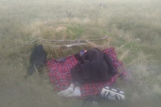 Мужчина спит на КПП Вишневка — на границе с Казахстаном