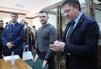 Дмитрий Каменщик (в центре) и его адвокат Михаил Колпаков (справа) в Мосгорсуде, 9 марта 2016 года