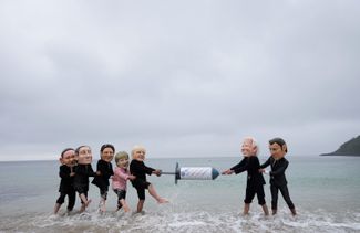Активисты в костюмах лидеров G7 с гигантским шприцем вакцины от ковида. По итогам саммита руководители стран «Большой семерки» заявили, что намерены положить конец пандемии коронавируса в 2022 году