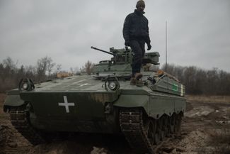 Украинский солдат стоит на немецкой боевой машине пехоты (БМП) «Мардер»
