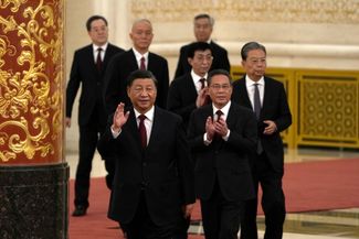 Новые члены постоянного комитета Политбюро во главе с президентом КНР Си Цзиньпинем (на переднем плане)