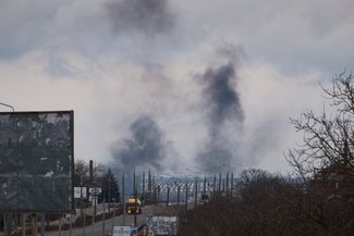 Дым от российского ракетного обстрела в Херсоне во время объявленного Путиным «рождественского перемирия». Город был освобожден ВСУ в начале ноября и с тех пор постоянно подвергается обстрелам со стороны России