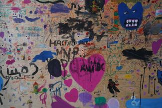Надписи на стене в львовской фотостудии, которая сейчас используется как убежище для беженцев. 