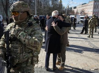 Джо Байден обнимает Владимира Зеленского возле Стены памяти павших защитников Украины