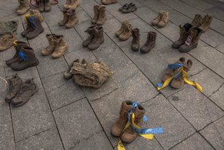 Обувь, которую родственники и друзья украинских солдат, пропавших без вести во время боевых действий (в частности, на бахмутском направлении), оставили на площади Независимости в Киеве