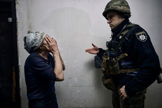 Жительница Авдеевки пытается объяснить полицейскому, что не хочет эвакуироваться