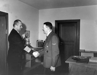 Адольф Гитлер принимает адмирала Дёница по случаю Нового года
