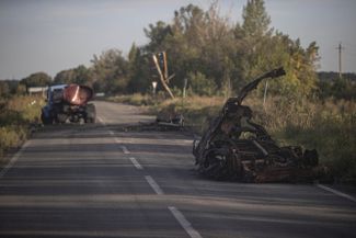 Уничтоженные гражданские автомобили на дороге к селу Граково