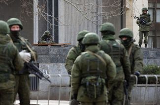 Soldiers with no identifying marks outside of Crimea’s Verkhovna Rada building in Simferopol. March 1, 2014.