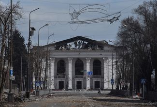Руины драмтеатра в Мариуполе