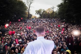 In autumn 2017, Navalny started to hold public rallies in cities around Russia, which attracted thousands of people — they were the largest protests in the history of a number of cities. Khabarovsk, September 24, 2017.