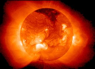 Вид Солнца в рентгеновских лучах. По сравнению с центром звезды температура ее поверхности очень низкая — всего около четырех тысяч градусов Цельсия; ядерные реакции проходят на значительной глубине, где температура достигает миллионов градусов