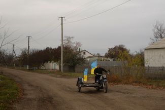Учитель Юрий Невольчук едет на мотоцикле по селу Благодатное в Херсонской области. К 11 ноября, по <a href="https://www.facebook.com/GeneralStaff.ua/posts/pfbid0vq34nFhsyuknBPgrgZu5eQEh1wLB2sKUB3Ee3xGXyX8goAXsBJ7wv1M8iKuWoHcwl" rel="noopener noreferrer" target="_blank">данным</a> из сводки Генштаба ВСУ, Украина освободила уже 12 населенных пунктов Херсонской области: Дудчаны, Пятихатки, Борозенское, Садок, Безводное, Ищенка, Костромка, Краснолюбецк, Калиновское, Бобровый Кут, Безымянное и Благодатное.